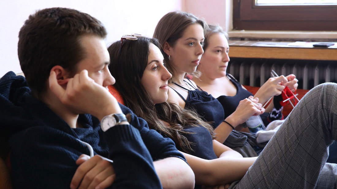 Vier Schülerinnen und Schüler sitzen gemeinsam auf einem Sofa.