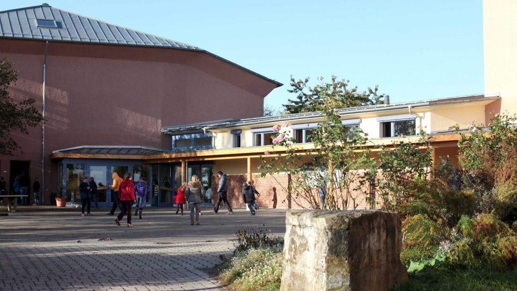 Festsaal und Schulhof der Michael Bauer Schule.