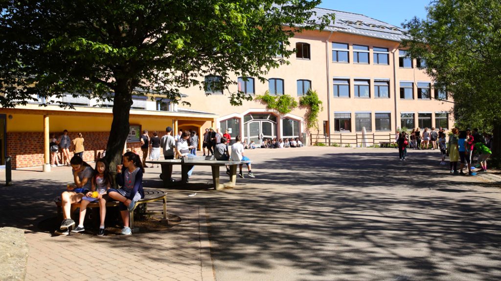 Schulhof vor dem Haupthaus der Michael Bauer Schule.