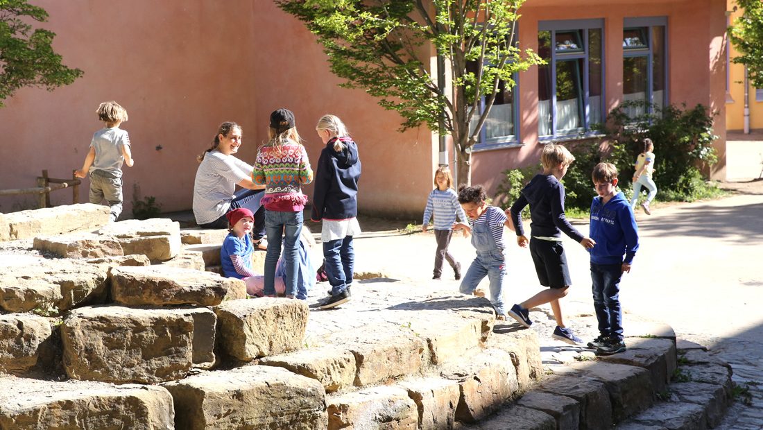 Kinder spielen auf dem Pausenhof der Michael Bauer Schule.