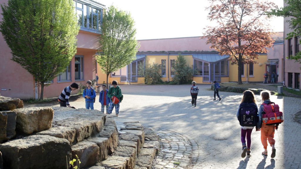 Kinder auf dem Schulhof vor dem Unterstufen-Neubau.